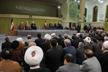 رهبر انقلاب: پشت لبخندهای دیپلماسی، باطن خبیث پنهان است / حواسمان باشد با چه کسی، معامله میکنیم