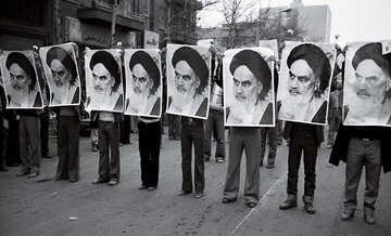 ۱۴ بهمن ۱۳۵۷؛ امام هشدار داد، بختیار اعتراف کرد/ تعیین اعضای شورای انقلاب، تیتر یک اطلاعات شد