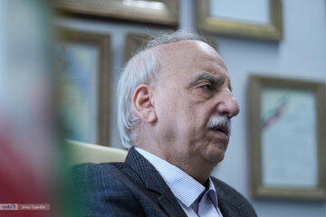 چرا نمی‌توان تورم را به یک‌باره کاهش داد؟ / عبده‌ تبریزی: اگر مسیر دهه ۸۰ ادامه می‌یافت، امروز شبیه ترکیه و عربستان بودیم