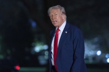 ترامپ جنگ تجاری با جهان را آغاز کرد/ بازارها در شوک رفتند؛ طلا رکورد شکست