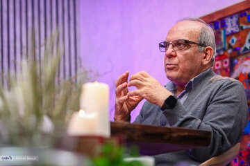 عباس عبدی: پزشکیان نقطه اصلی وفاق و چارچوبش را باید با رهبری حل کند/ سیستم سیاسی اگر بخواهد گروه‌های فشار را یک روزه جمع می کند