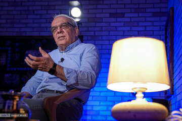 عباس عبدی: اصلاح‌ طلبان از ستیز عبور کرده‌اند/ حرف‌های هاشمی درباره انتخابات ۸۴، یک شوخی بود/ براندازی یک سیاستِ ریسکی است