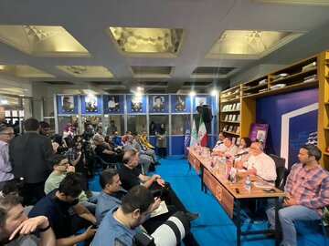 ناگفته‌های حسام الدین آشنا از ریاست جمهوری روحانی/ زیباکلام: کتاب در معیت پرزیدنت را بخوانید، ضرر نمی‌کنید/ موسوی: کسی کتابم را گردن نگرفت