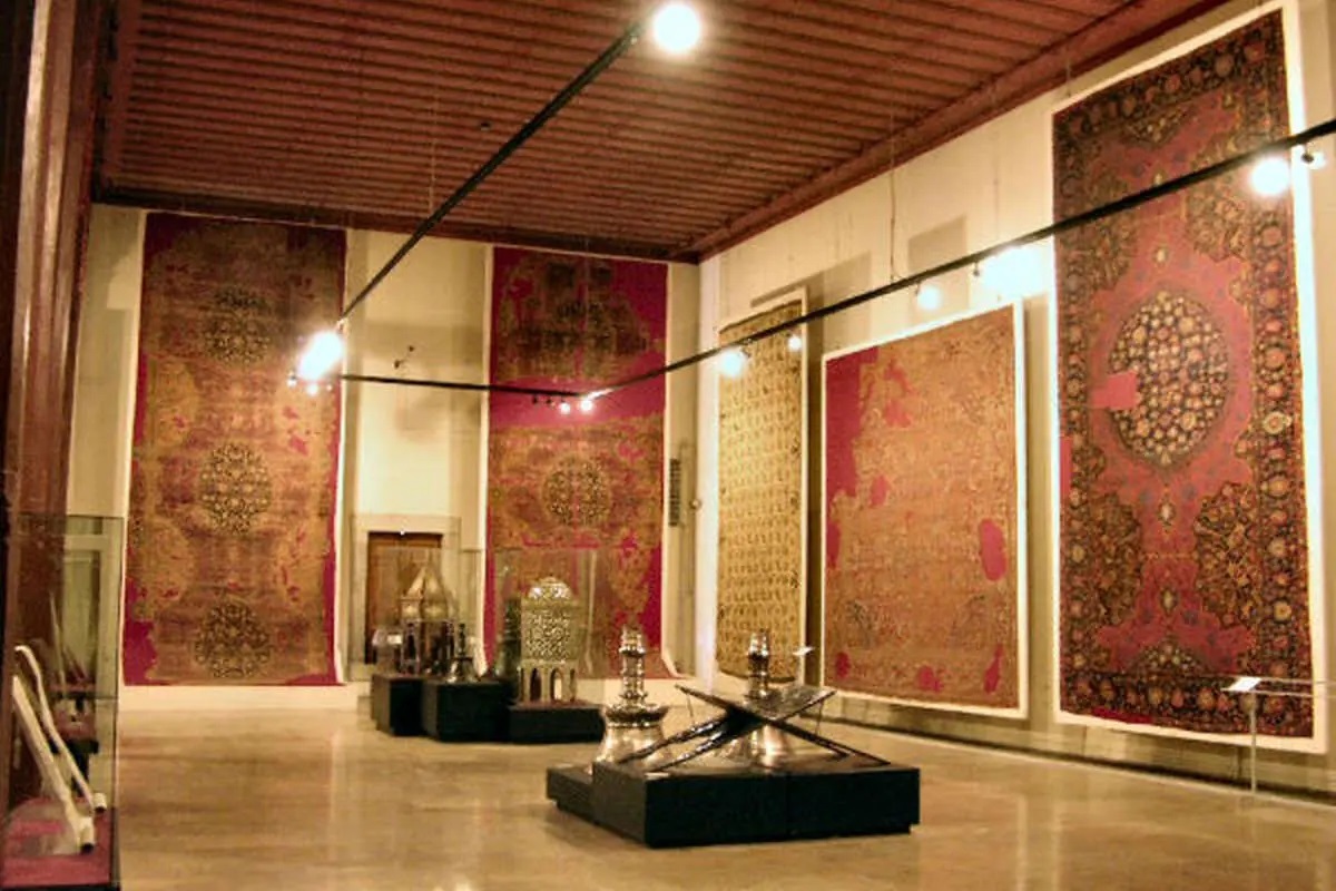 واکنش رییس موزه مقدم تهران به ناپدید شدن فرش‌های موزه‌: موزه مقدم فرش تاریخی ندارد / فرش‌های کهنه و مصرفی زیر پا افتاده این موزه سال‌ها پیش لوله شد و به باغ موزه‌ نگارستان فرستاده شد