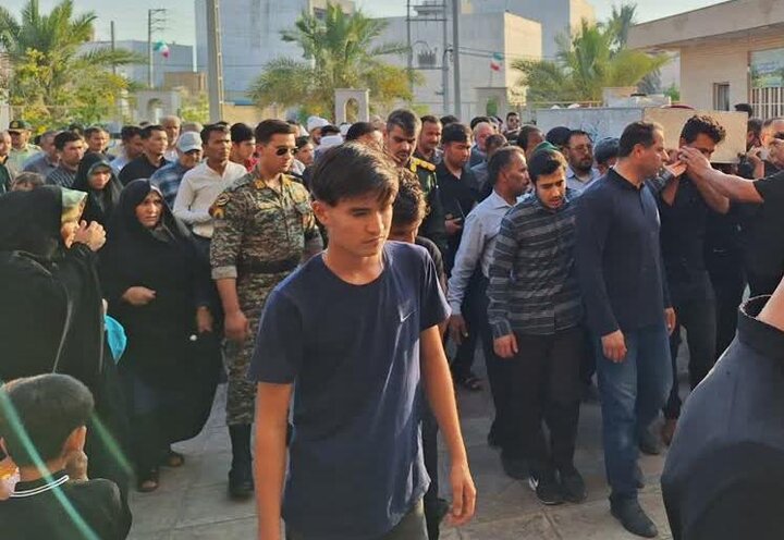 مراسم تشییع پیکر پدر شهید مدافع حرم در گناوه برگزار شد