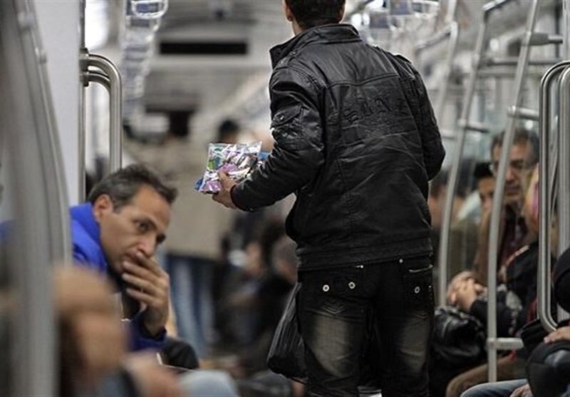 شهرداری تهران: مقرر شد اتباع خارجی دستفروش در مترو اجازه فعالیت نداشته باشند / این افراد ۳۰۰ تا ۴۰۰ نفر از مجموع ۳ هزار دستفروش مترو را شامل می‌شوند