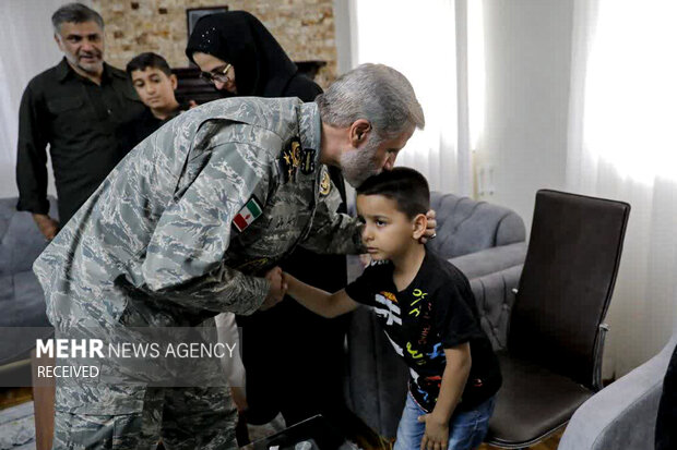 دیدار فرمانده کل ارتش با خانواده معظم شهدا