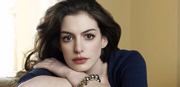 سقوط بازیگر زن معروف از پلهها هنگام ضبط فیلم/ عکس