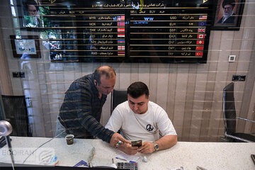 سیمای قیمت‌ها در داغ‌ترین روزهای تابستان/ از زیان خریداران خودرو و سهامداران تا سود خرید طلا و دلار