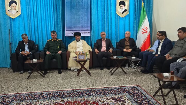 فرماندار و مسئولان گناوه با امام جمعه دیدار کردند