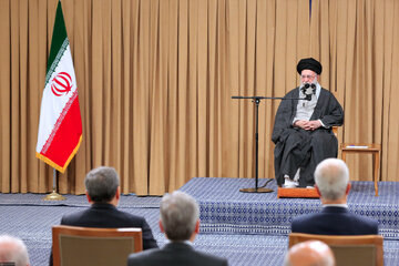 رهبر انقلاب: روحیه کار و تلاش را بر حالت نه جنگ و نه صلح غلبه بدهیم/ معیشت مردم از مهمترین مسائل کشور است/ تولید کلید پیشرفت اقتصادی ایران است