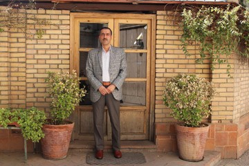 کارکنان دولت کاری برای انجام ندارند؟ / آقاسیزاده: کار زیاد است اما همه چیز رها شده / کارمندان دولت، آئینه حکمرانی ما هستند