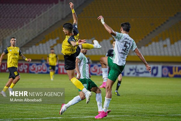 انتقاد از کیفیت پایین لیگ برتر فوتبال؛ ناچاریم از قلعهنویی حمایت کنیم