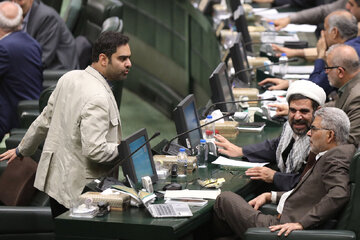 امیر حسین ثابتی؛ نماینده مردم یا بلندگوی شایعه پراکنی/ یار جلیلی در مسیر کریمی قدوسی؟