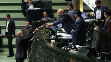 فعال سیاسی اصولگرا: برخی سیاستگذاریهای انجامشده تحت فشار افراد یا نمایندگان خاص صورت میگیرد/ یک نماینده مجلس: بودجه دولتی بنیادهای خصوصی حذف شوند