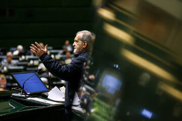 مقایسه سوال از رئیس جمهوری در دولت پزشکیان و احمدی نژاد/ پزشکیان مجری قوانین مصوب مجلس است؛ هیچ تخلفی نکرده/ طرح سؤال می‌تواند درست باشد