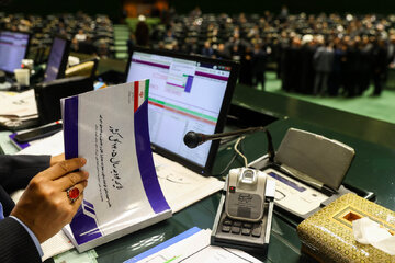 پیش‌بینی یک کارشناس از اثرات بودجه ۱۴۰۵/ ندری: سال سختی در پیش است؛ فشار انقباضی به کارکنان دولت منتقل می‌شود