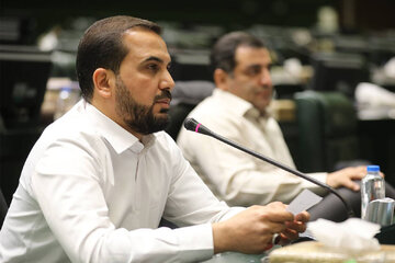 عضو هیات رئیسه مجلس: بابت کمبودها باید از مردم عذرخواهی کنیم/ وضعیت فعلی تصویری از تنهایی رئیسجمهور در مواجهه با بحرانهای انباشته اقتصادی دارد