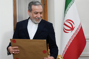 از «سازشگر» تا درخواست «اعدام» ؛ بهانهجوییها تمام میشود؟/ چه کسانی مقابل وزیر خارجه صف کشیدهاند؟