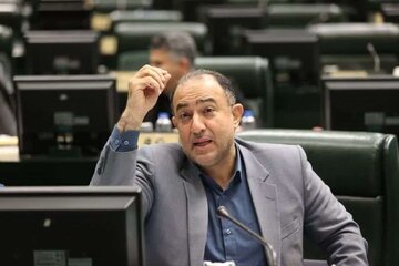 دولت باید افزایش حقوق کارمندان را با لایحه دنبال کند و شورای عالی کار را برای ترمیم دستمزد کارگران فرا بخواند/ توپ در زمین دولت است